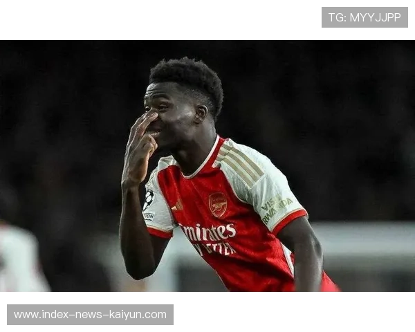 萨卡弧线传中助攻队友点射成功